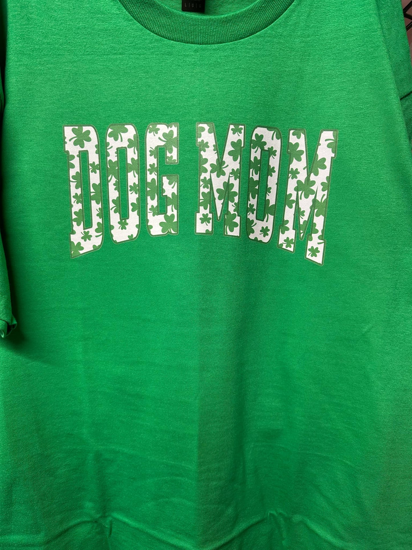 Dog Mom – T-Shirt Design